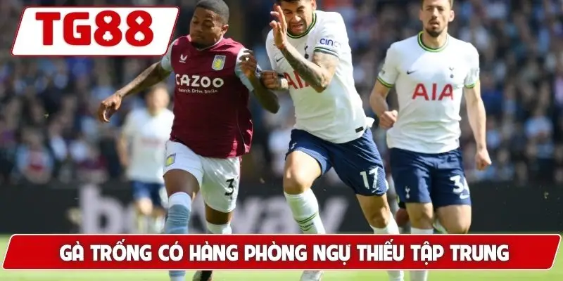 Gà trống có hàng phòng ngự thiếu tập trung